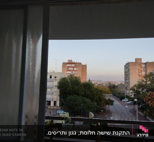 חלון אלומיניום עם זכוכית מט במרפסת